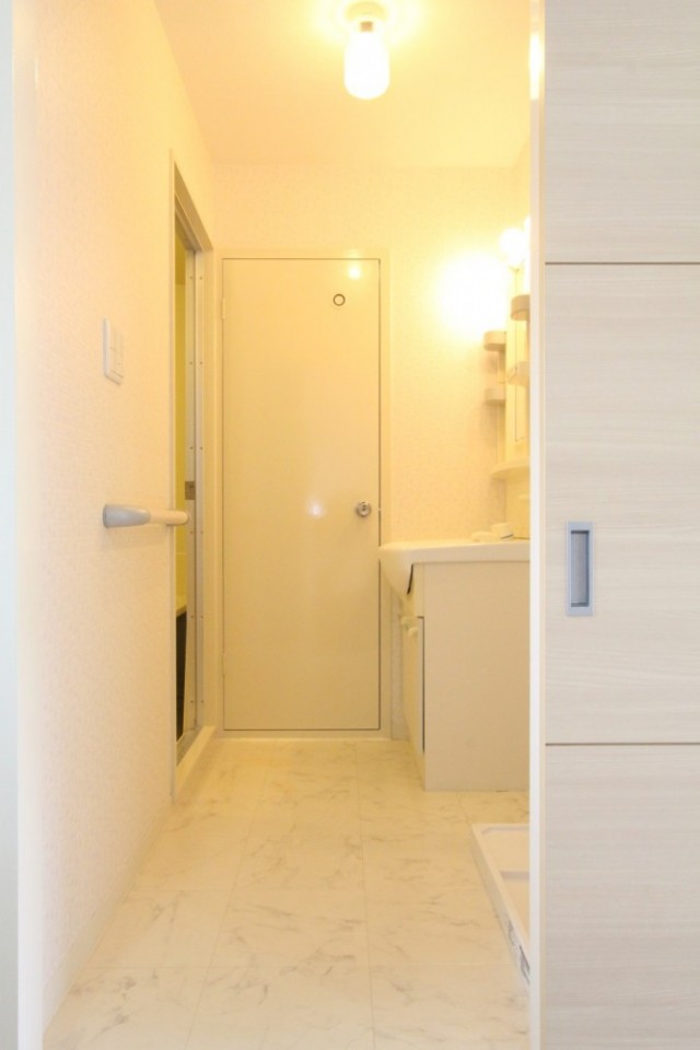 洗面室は、暖かな光で包み込みます。