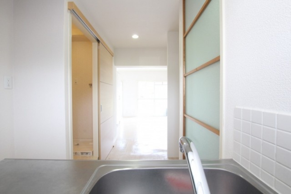 キッチンスペースからみたお部屋の様子です。