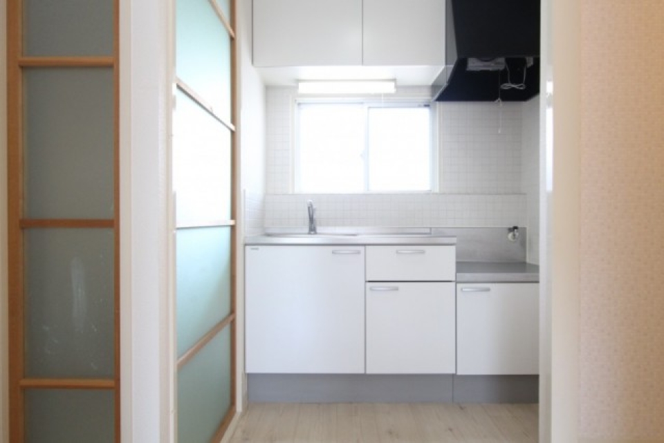 窓からの光で明るいキッチンスペース。