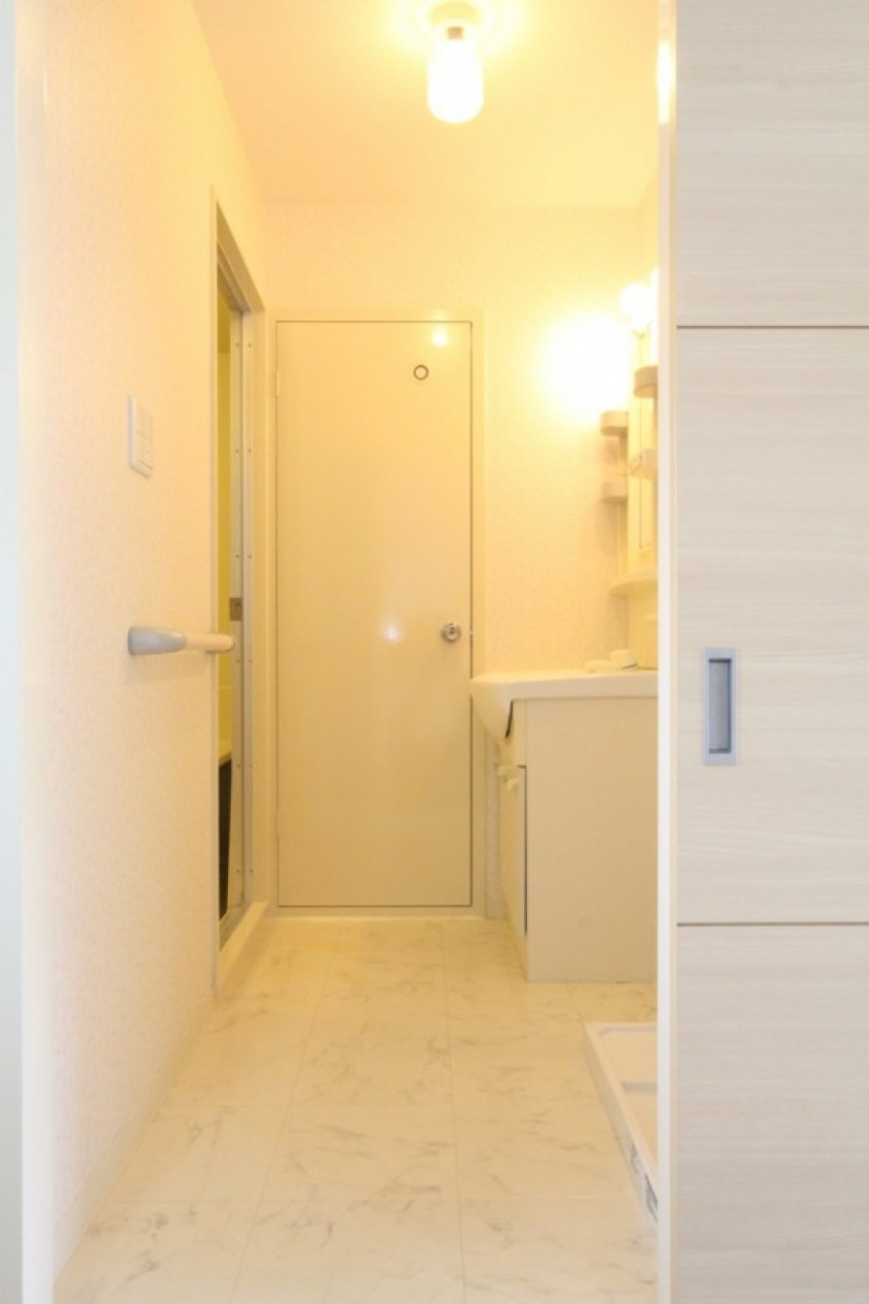 洗面室は、暖かな光で包み込みます。