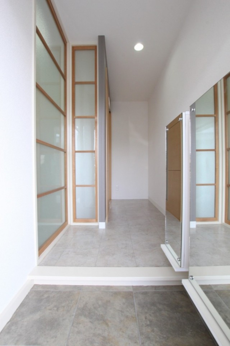 玄関の扉を開けると格子状スケルトンでオシャレな空間がお出迎え！