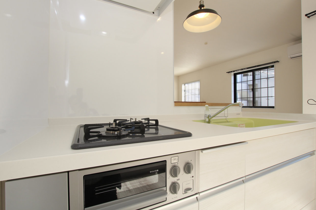 グリーンのシンクがポイントのTOCLAS製システムキッチン