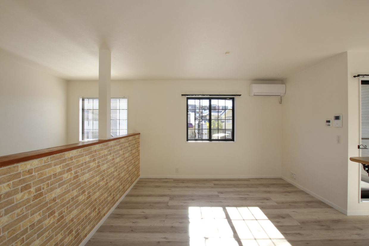 煉瓦調のクロスが空間を華やかにしています