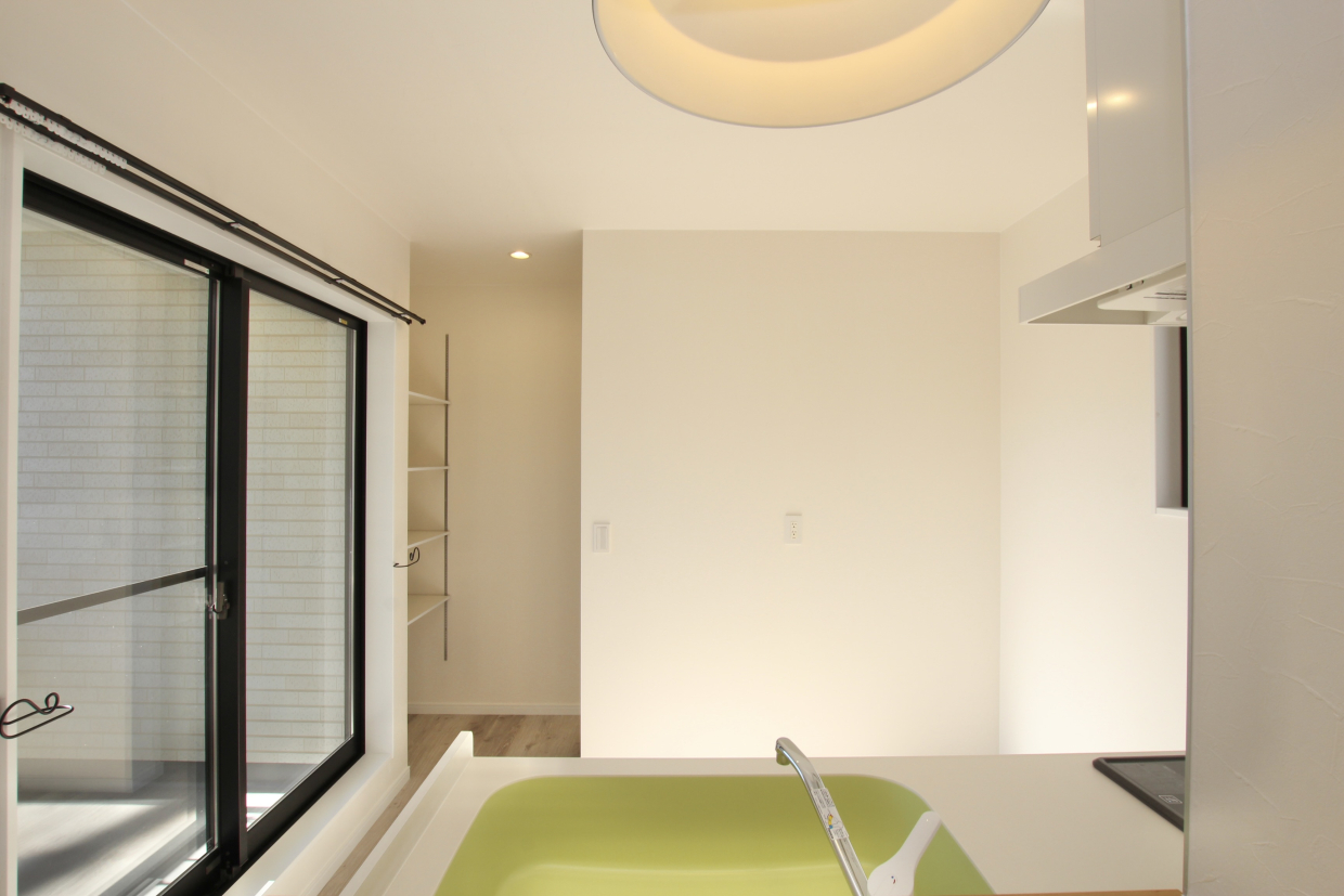 キッチン背面にはパントリーとして使える収納スペース