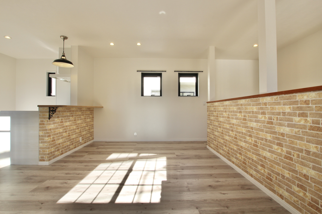 木目のフロアタイルに日差しが映える