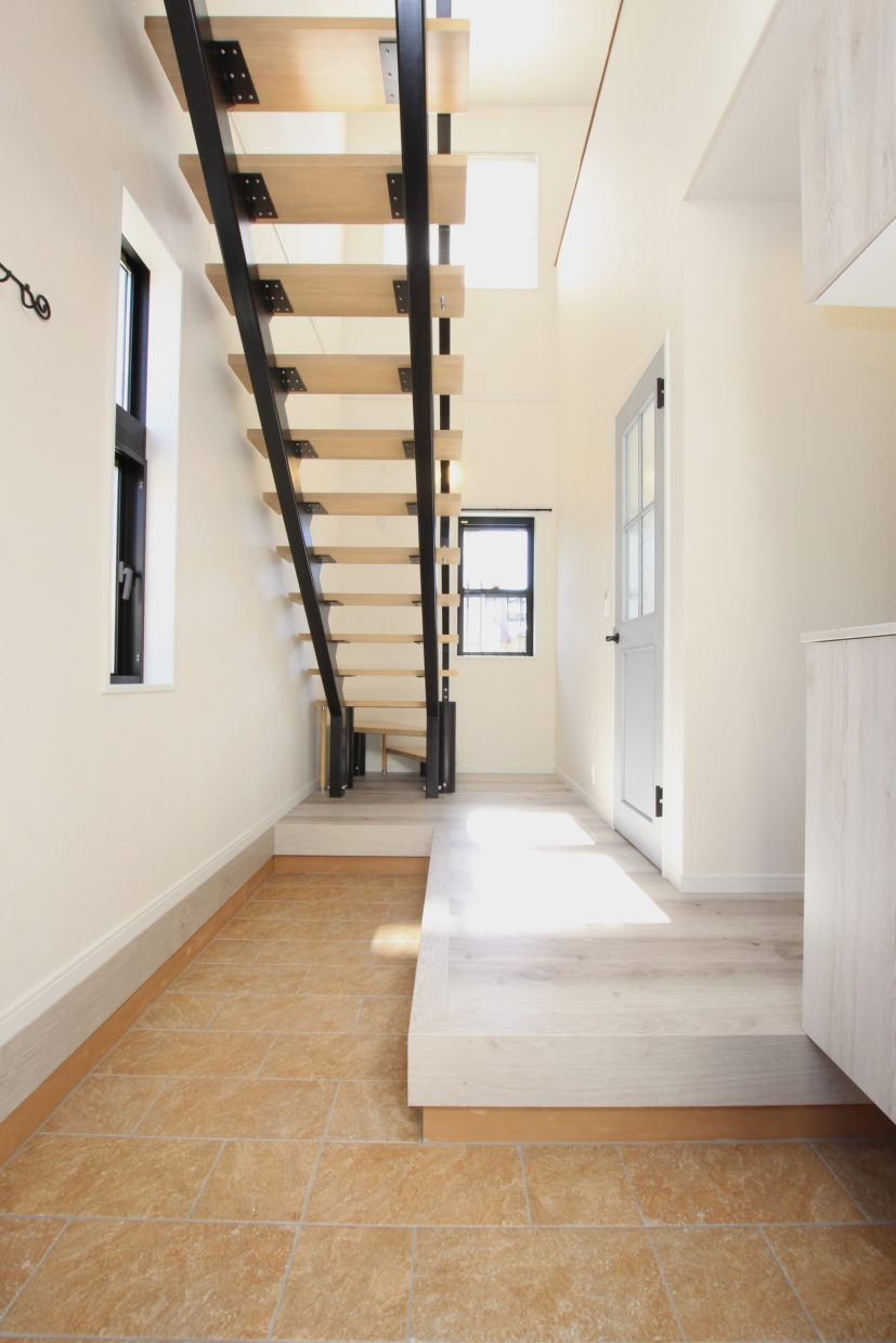 玄関の土間スペースは自転車も置ける広さ