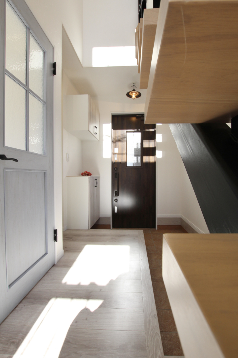 1階も窓がたくさんあって明るい。日差しもデザインのよう