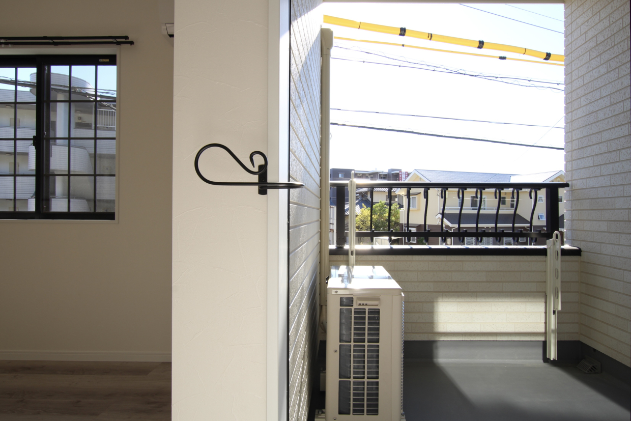 アイアンのカーテンホルダーもおしゃれでこだわりを感じる