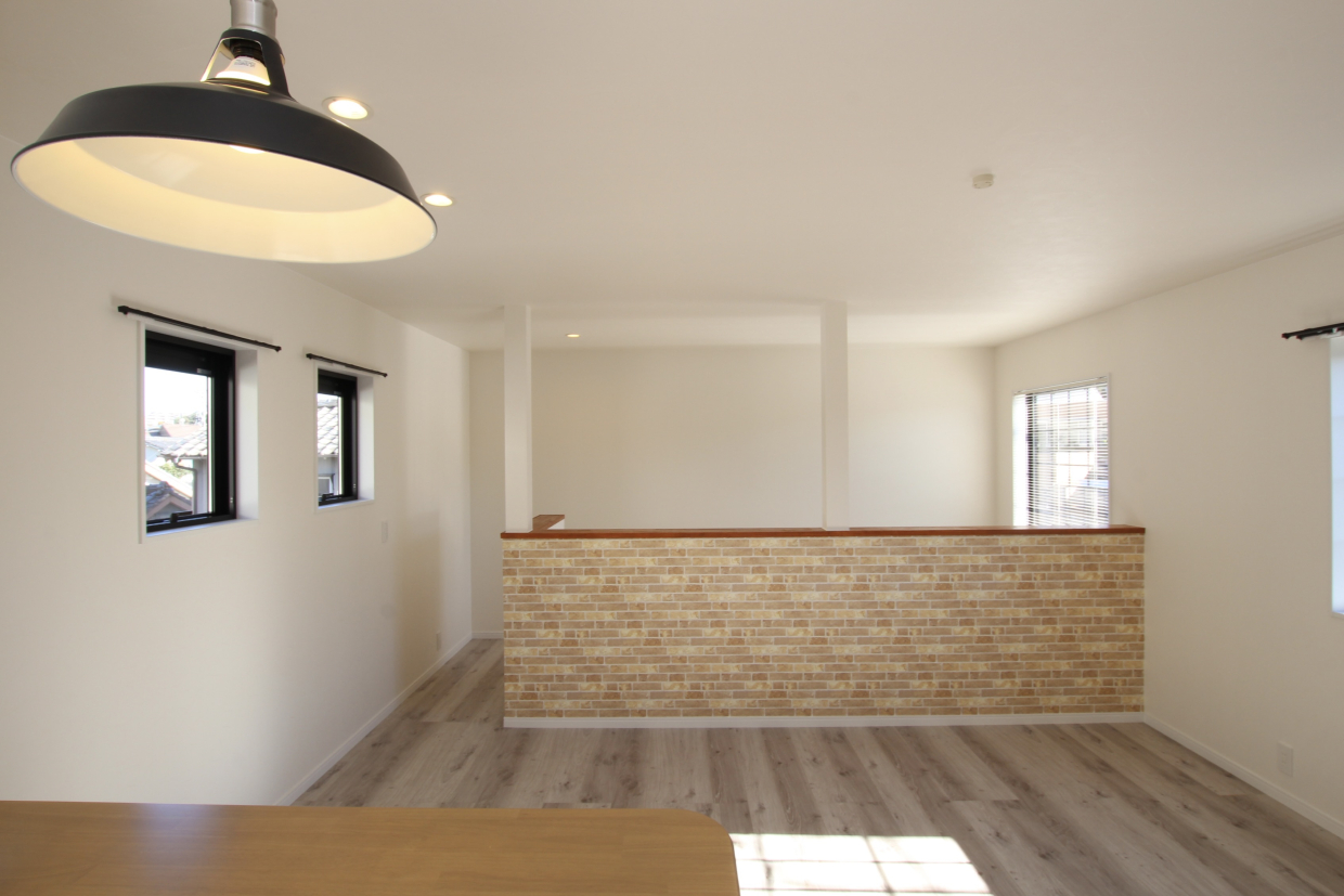 対面式キッチンからリビングを見渡す