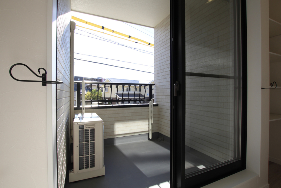 バルコニーはあまり大きくないです