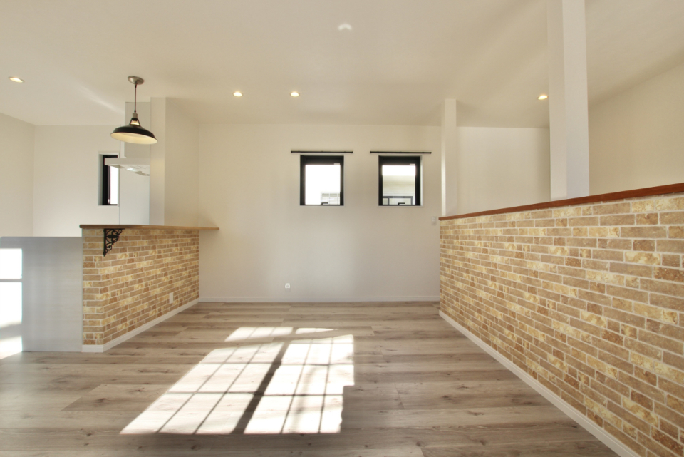 木目のフロアタイルに日差しが映える