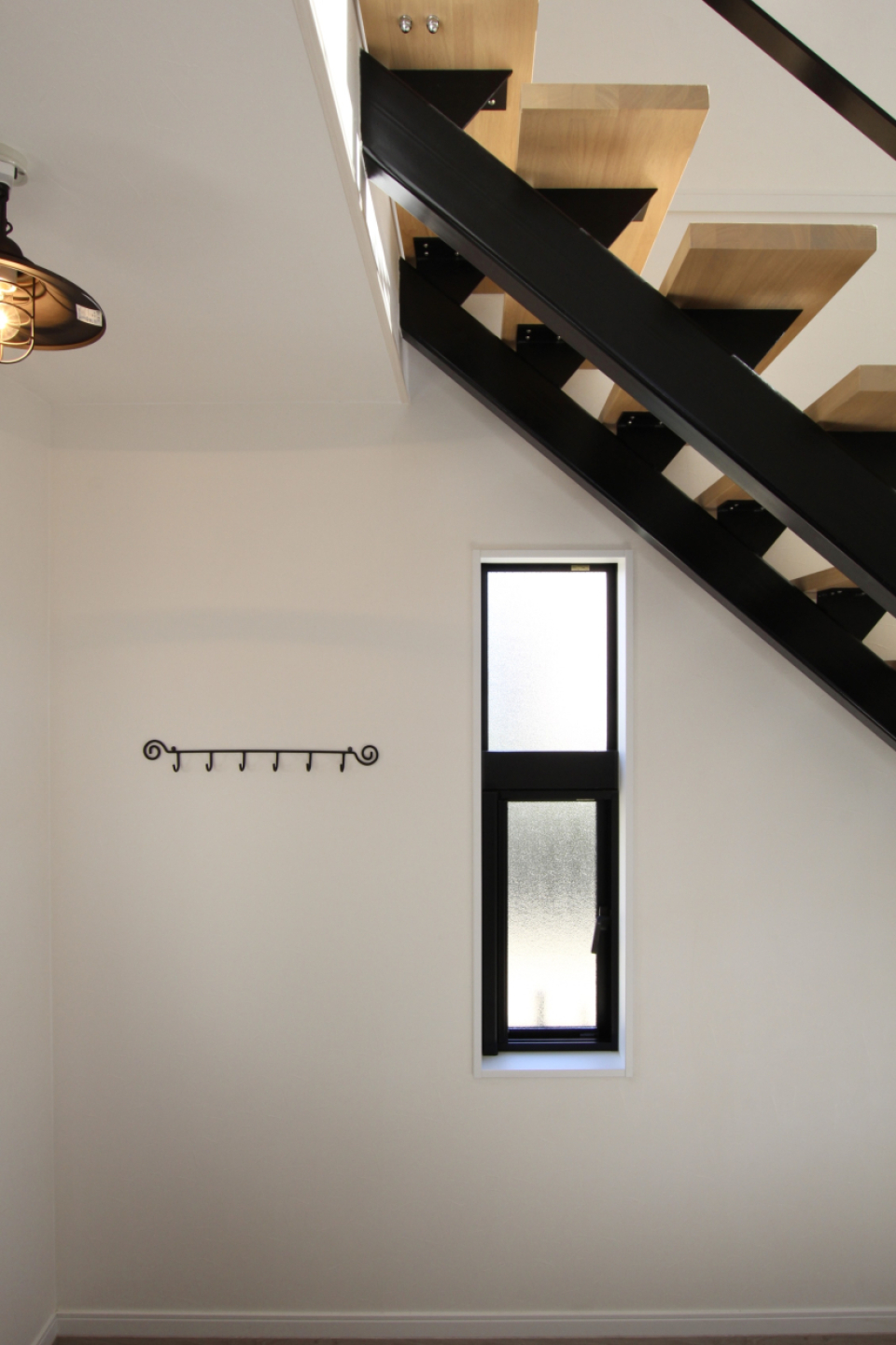吹き抜けになった階段スペース。細かい装飾がいちいちかわいいのです