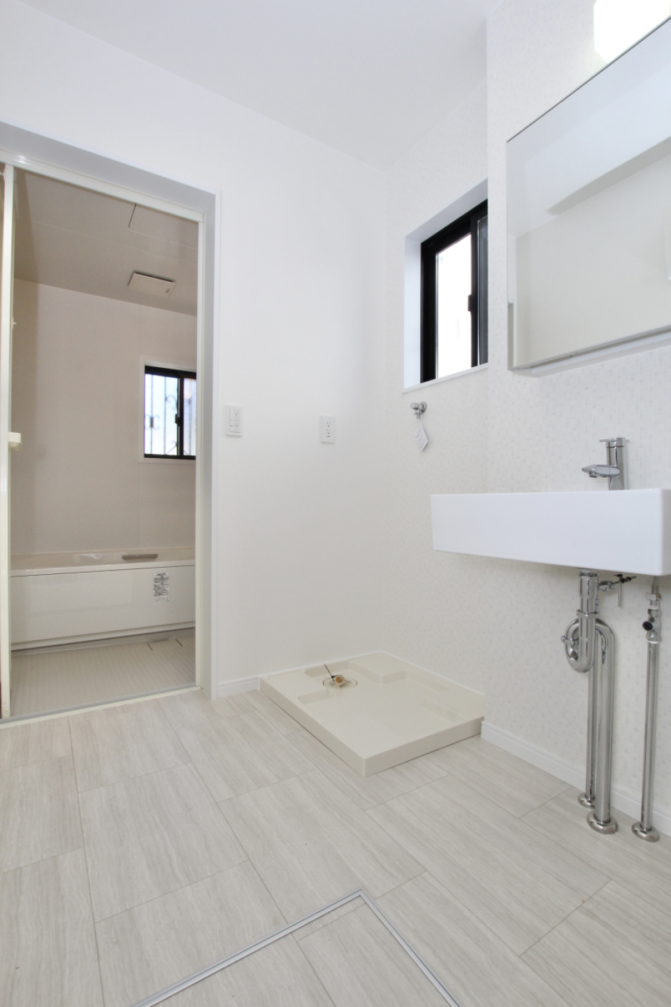 白で清潔感ある脱衣洗面所