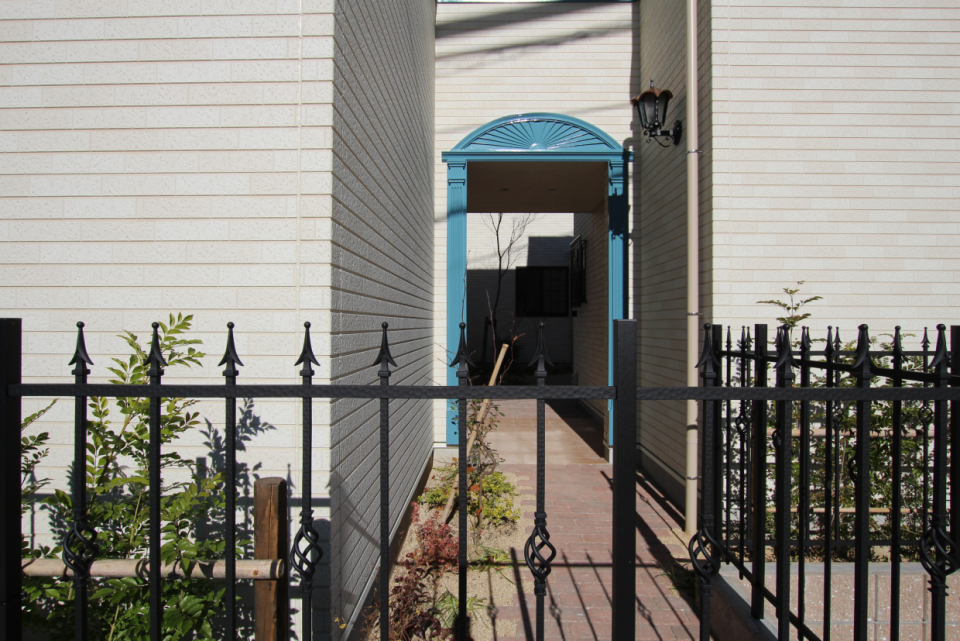 室内外至るところにアイアンが使用されています