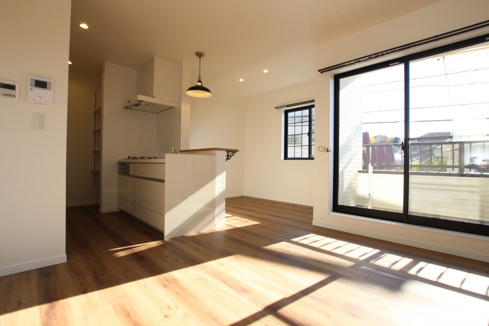 2階は左右を窓に囲まれたLDKスペース。