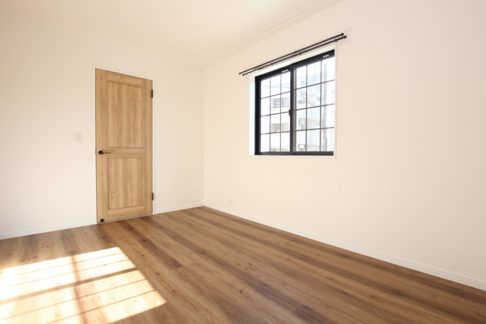 1階にはシンプルな洋室スペース。