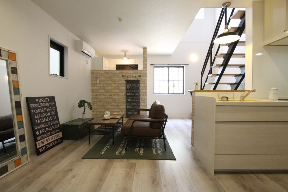 木目調のフロアタイルが室内空間を華やかに。