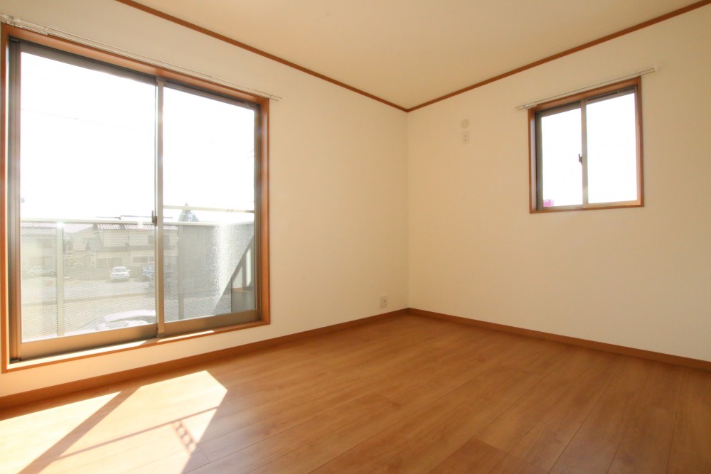 2階へ。バルコニーがある南側の洋室。