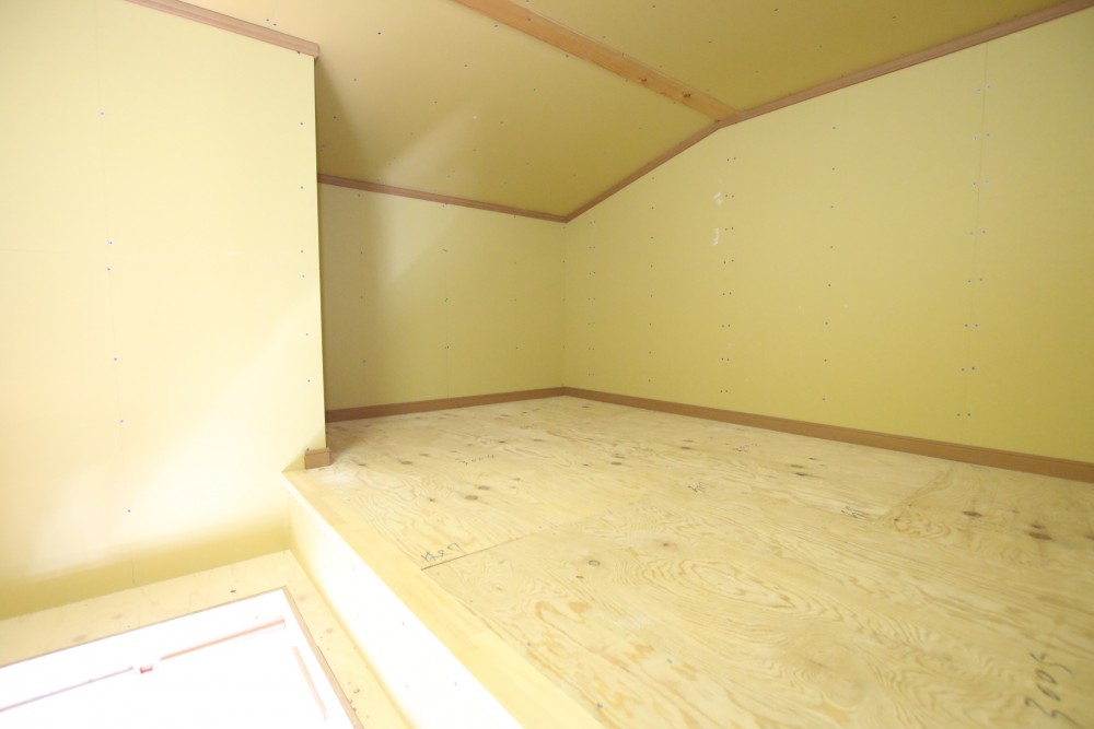 屋根裏内部。コンセントがありますが収納的役割です。