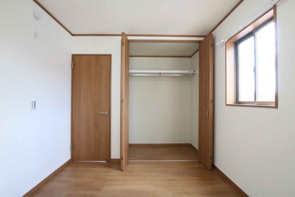 北側の洋室クローゼットは同じ形をしています。
