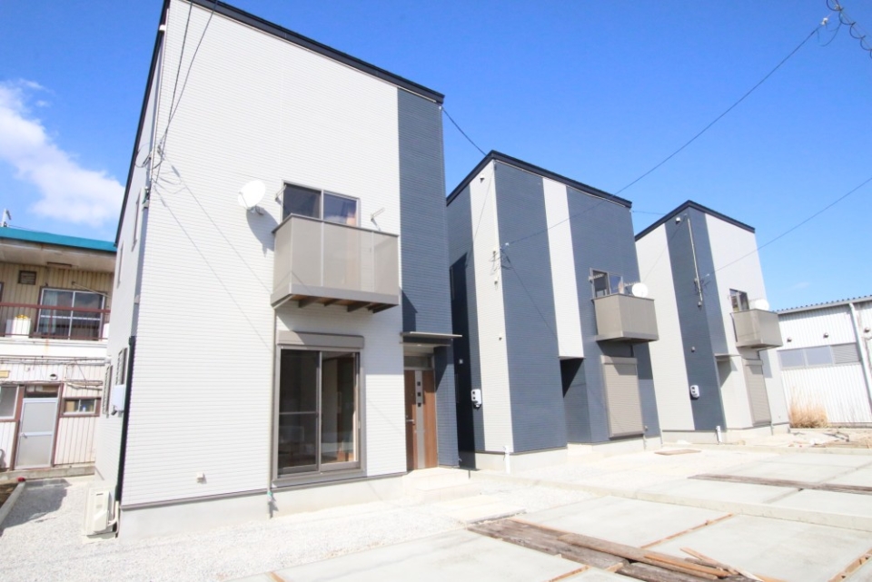 A~C棟の並び。今回紹介するA棟と右端C棟は間取りは同じ（反転）。