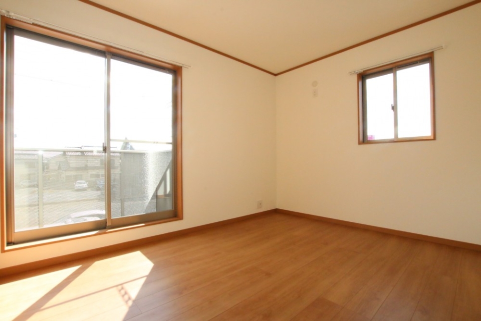 2階へ。バルコニーがある南側の洋室。