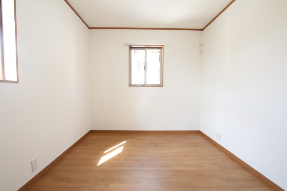北側の洋室は共通して採光窓２つ。