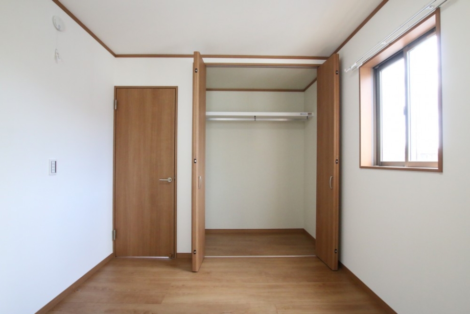 北側の洋室クローゼットは同じ形をしています。
