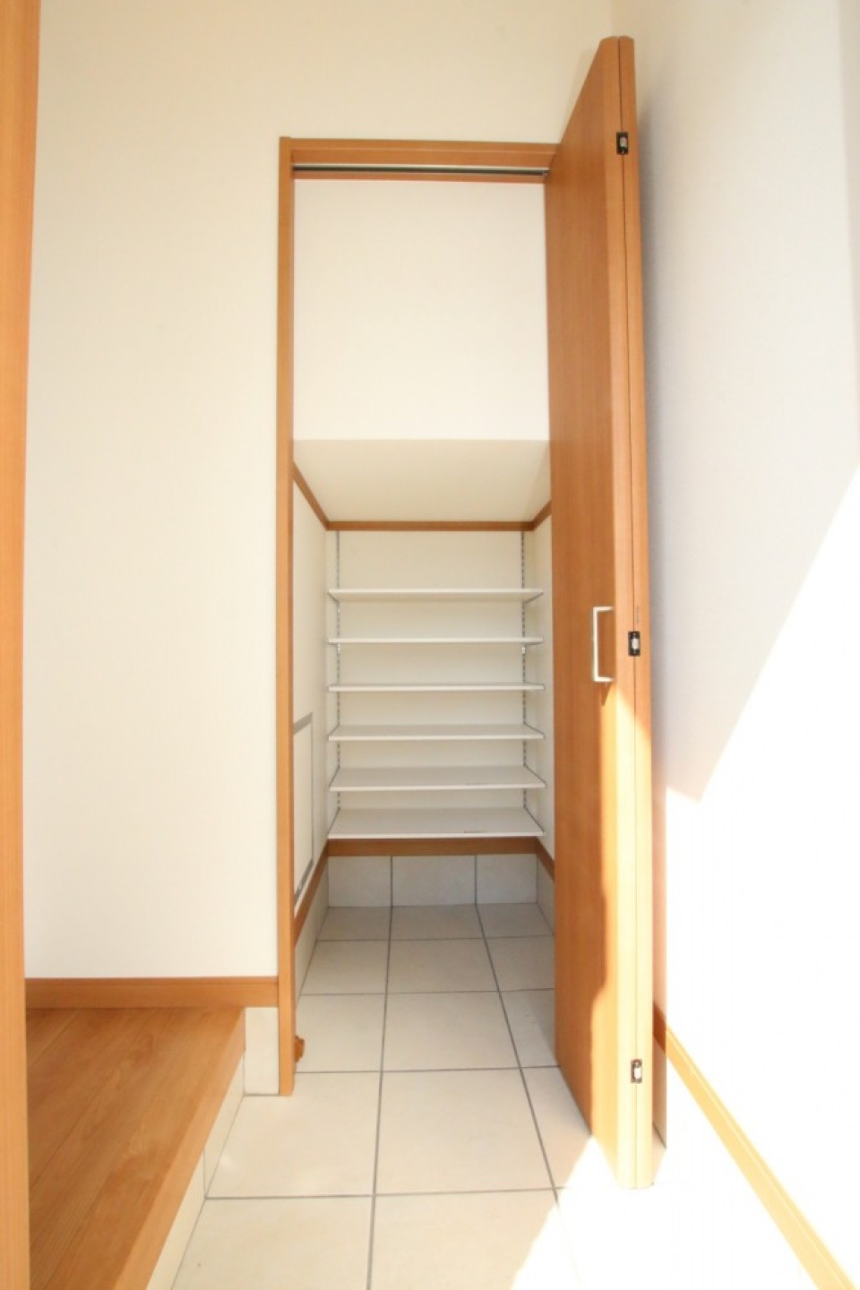 変わった形をしたシューズBOX。かなり奥まっています。