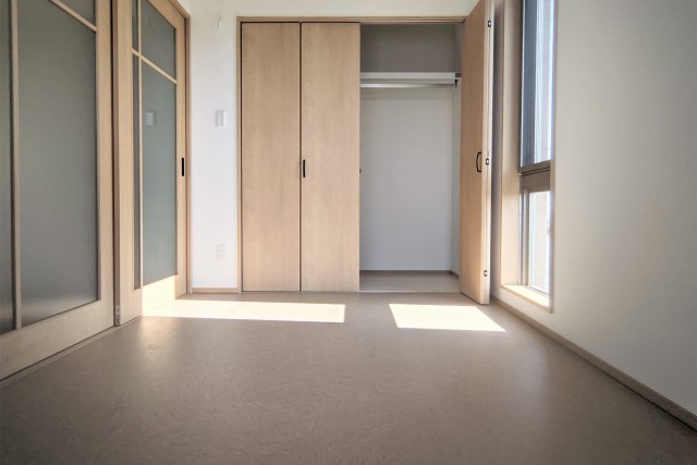 洋室は玄関とゆるく区切られています