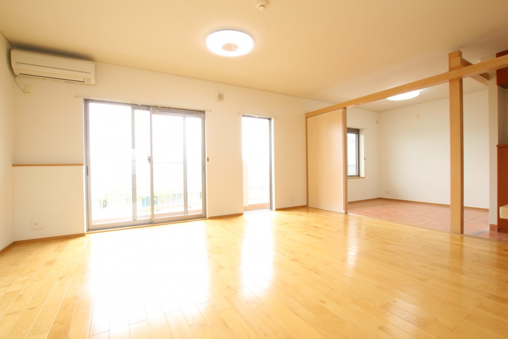 バルコニー窓は大きく、部屋の中に光をたっぷり取り込みます