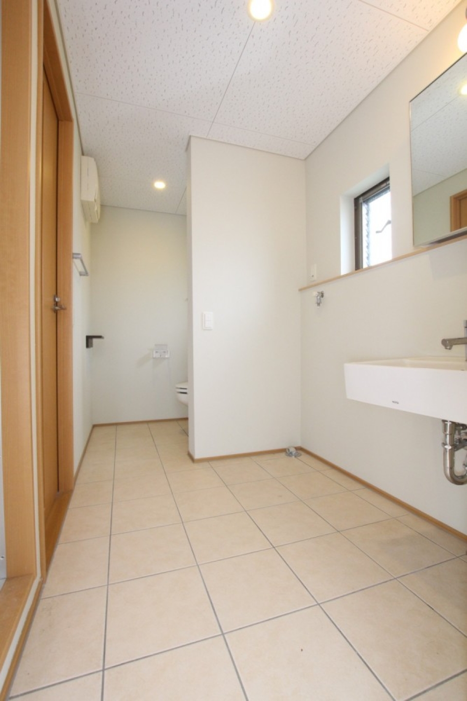 洗面台とトイレは1フロアですが、オシャレです。