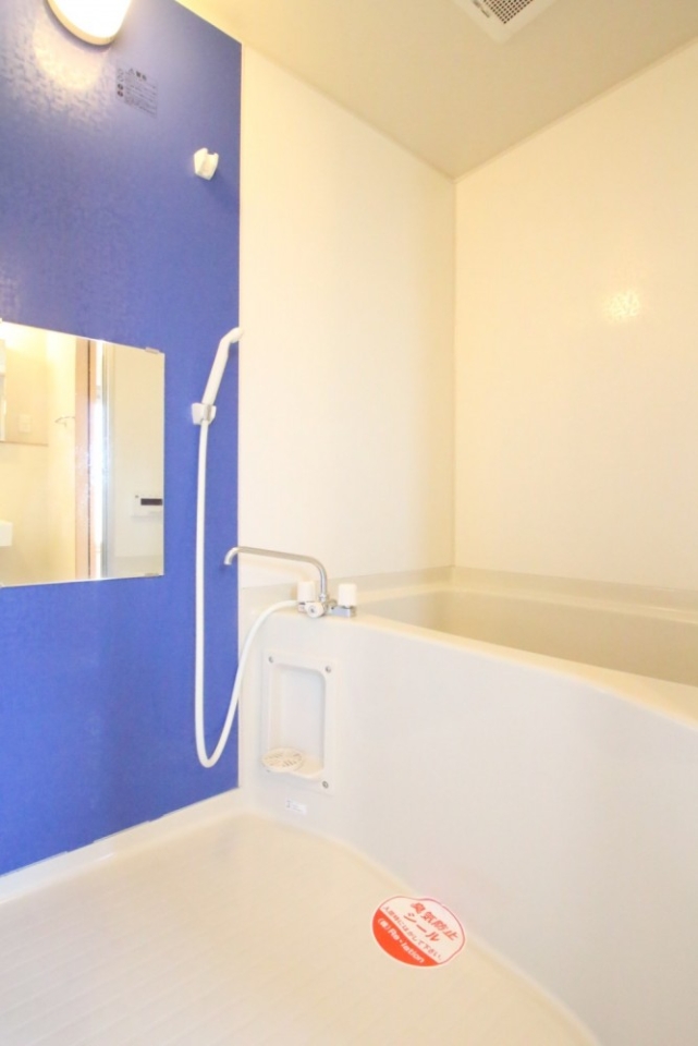 浴室は追い焚き付き。