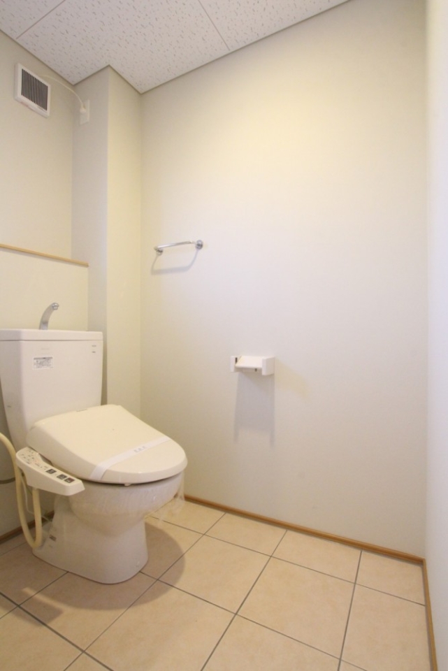 トイレはシャワートイレ付き。