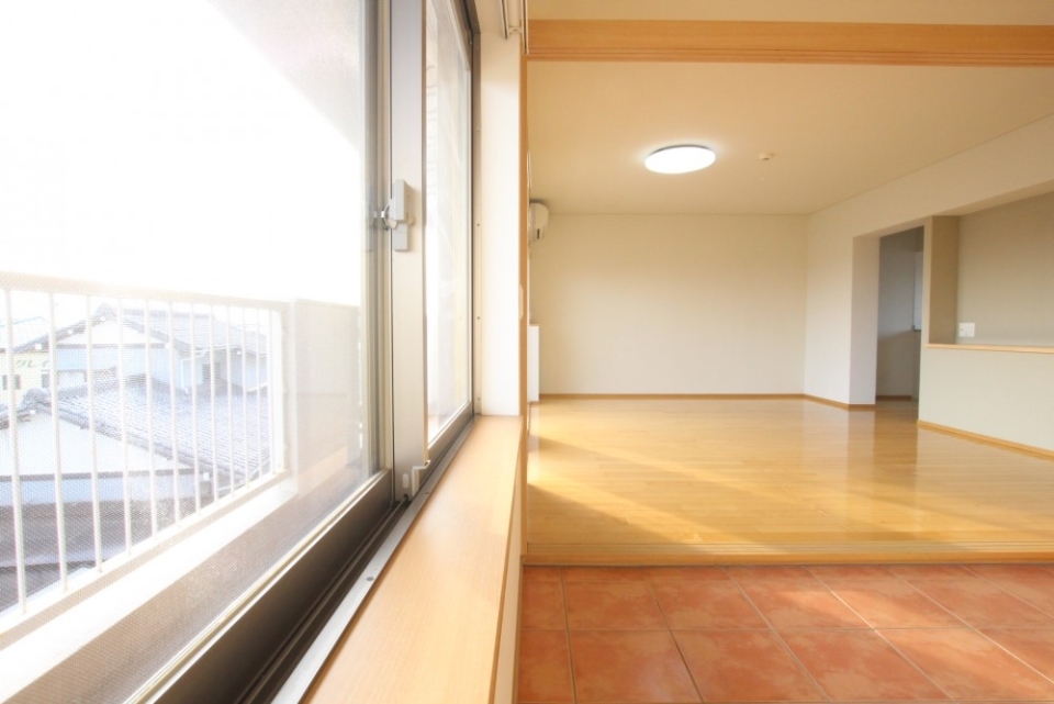 窓面大きく自然光も燦々と降り注ぐ。