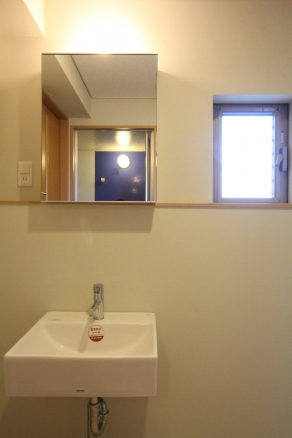 デザイン重視でチョイスされたスクエア型洗面台。