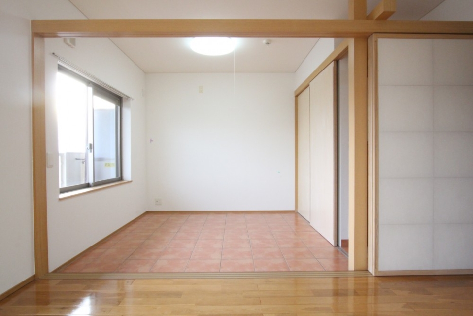 土間部屋には腰窓一つと収納一つ。