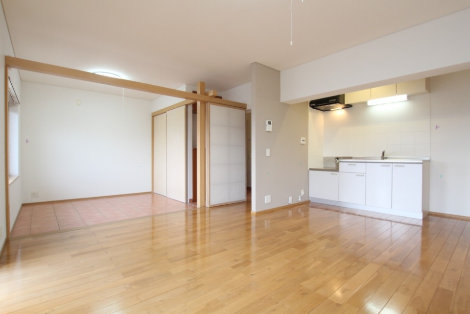 リビングは16帖で広々。