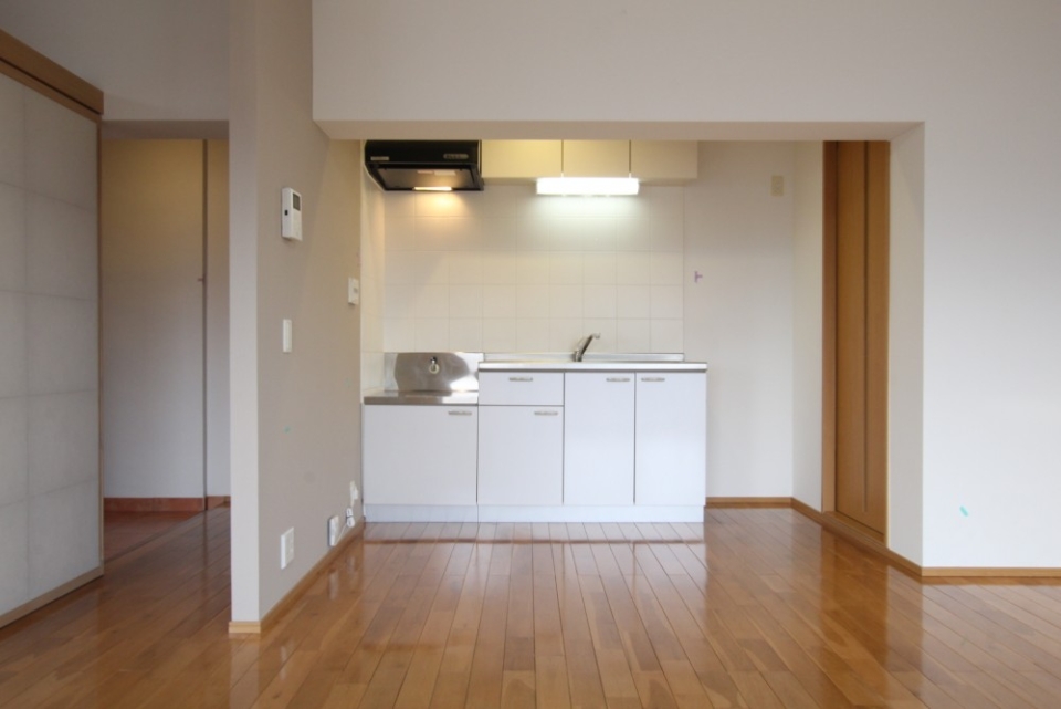 キッチンスペースの様子。隣にウォークインクローゼットがある。