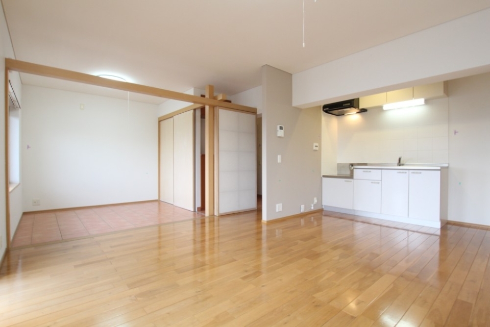 リビングは16帖で広々。