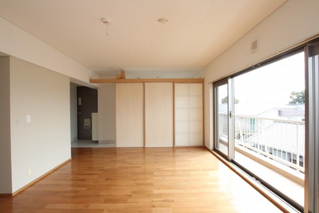 仕切り3枚を使って区切った状態。リビングから土間を見えなくする事も可能です