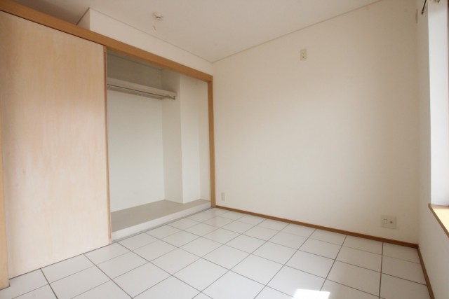 クローゼット扉を横にずらせば、個室として利用も可能