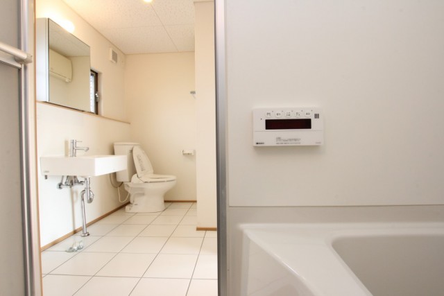 洗面台とトイレは1フロアですが、オシャレです。風呂は追い炊き機能付き