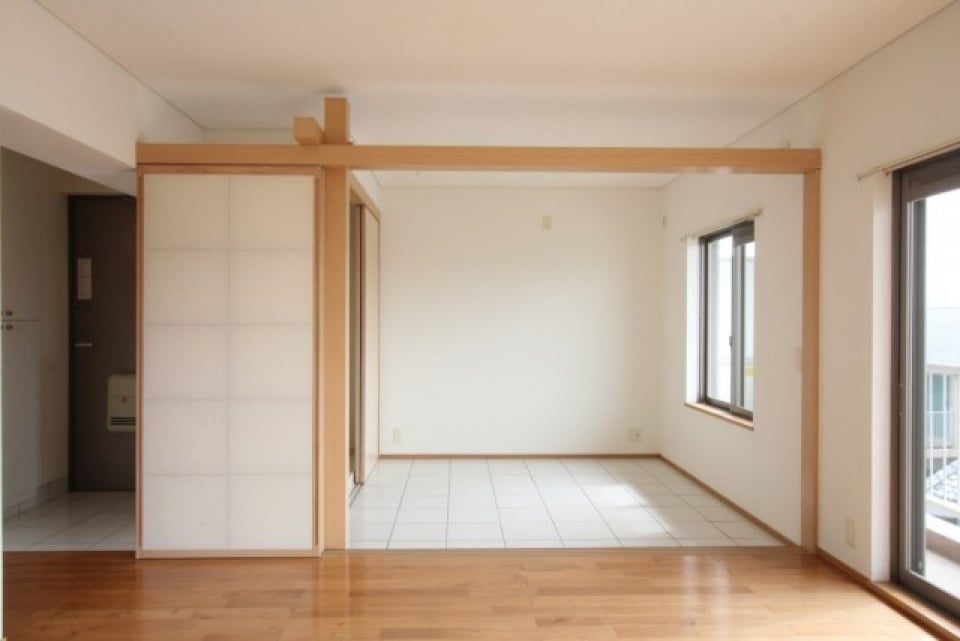 仕切りの扉を解放した状態。白い部分が土間です。広いですね