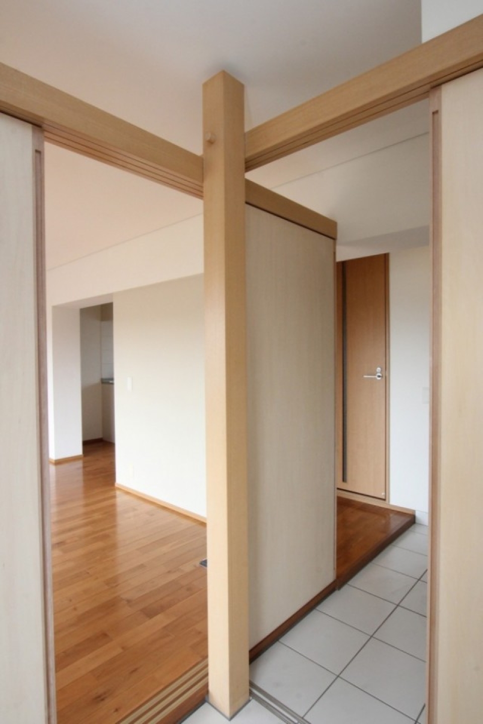 アレンジ自在の秘密はこの梁。仕切り扉が自在に動く構造です