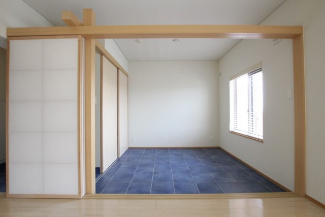 青と木の色と自然光と。気持ち良い調和が取れています。