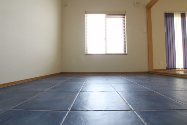 大人かっこいい、洋室のブルータイル。