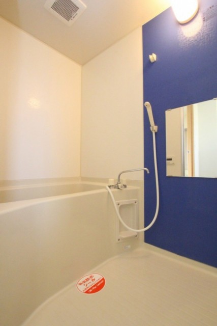 爽やかブルーのお風呂は追い炊き機能付き。