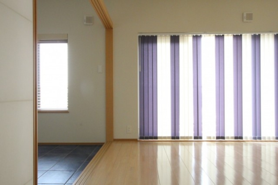 ブルータイルのフロアと和風扉の組み合わせが斬新。