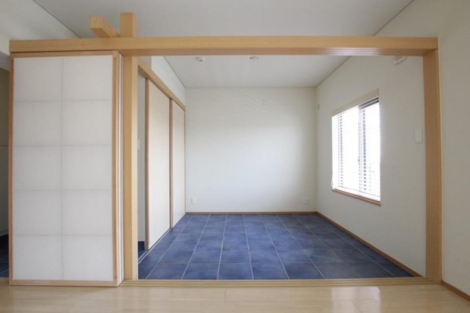 青と木の色と自然光と。気持ち良い調和が取れています。